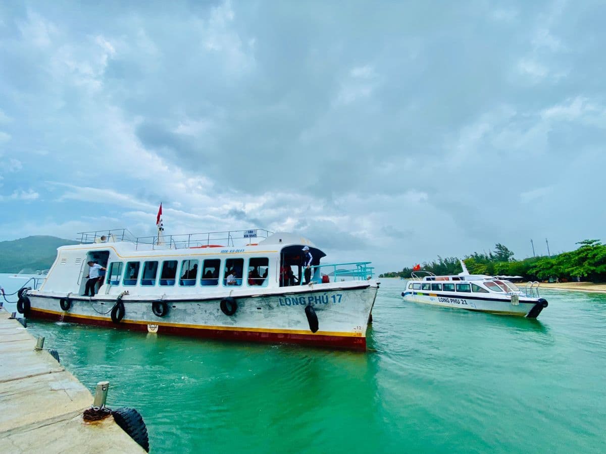 thuê tàu cano đảo hoa lan
