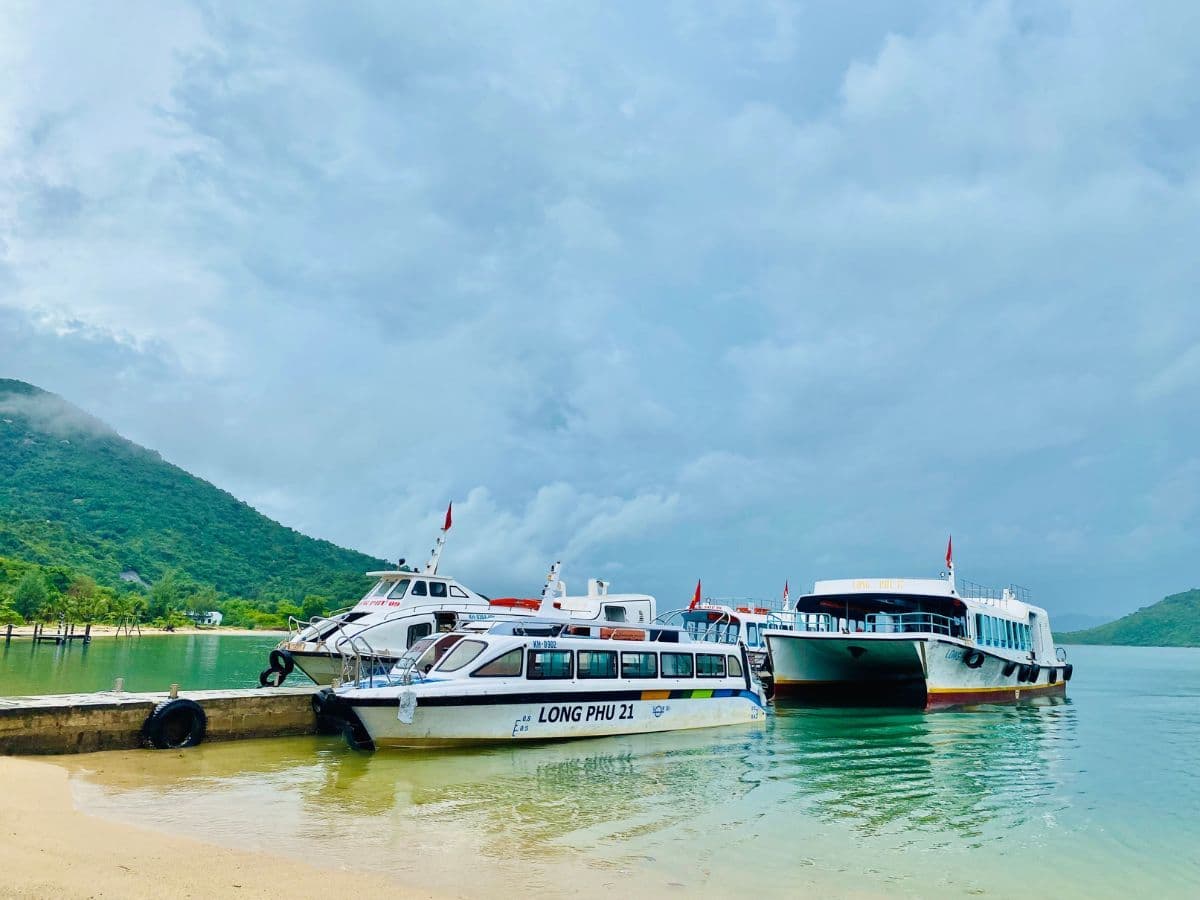 thuê tàu cano đảo hoa lan