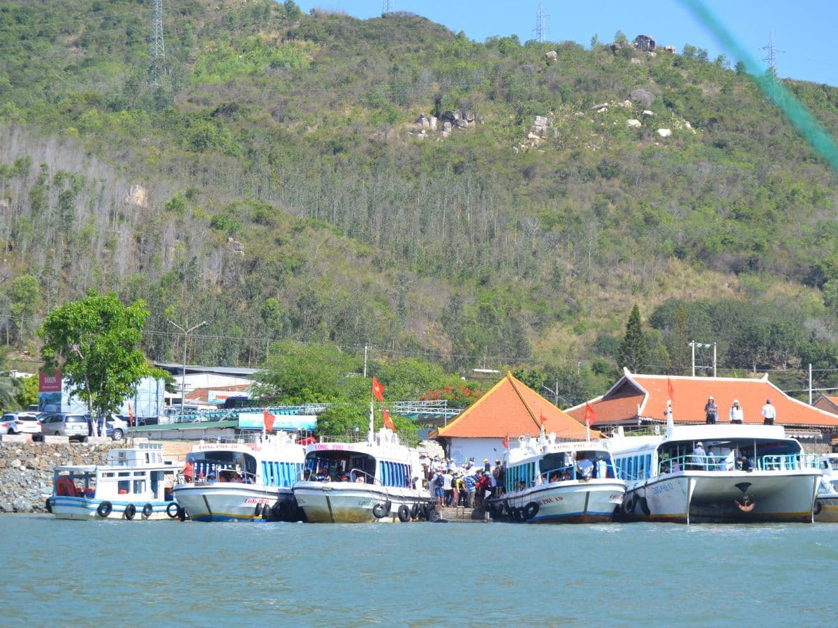 thuê tàu cano đảo hoa lan