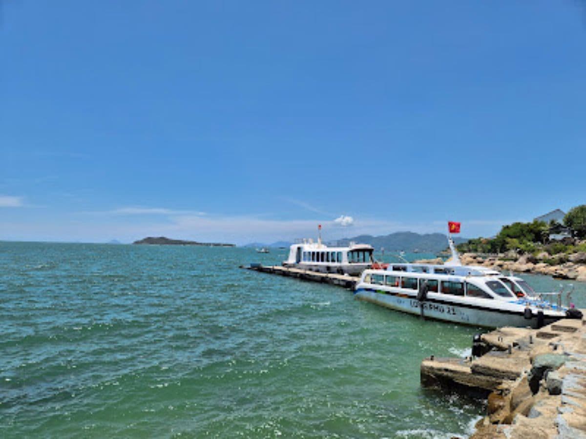 thuê tàu cano đảo hoa lan
