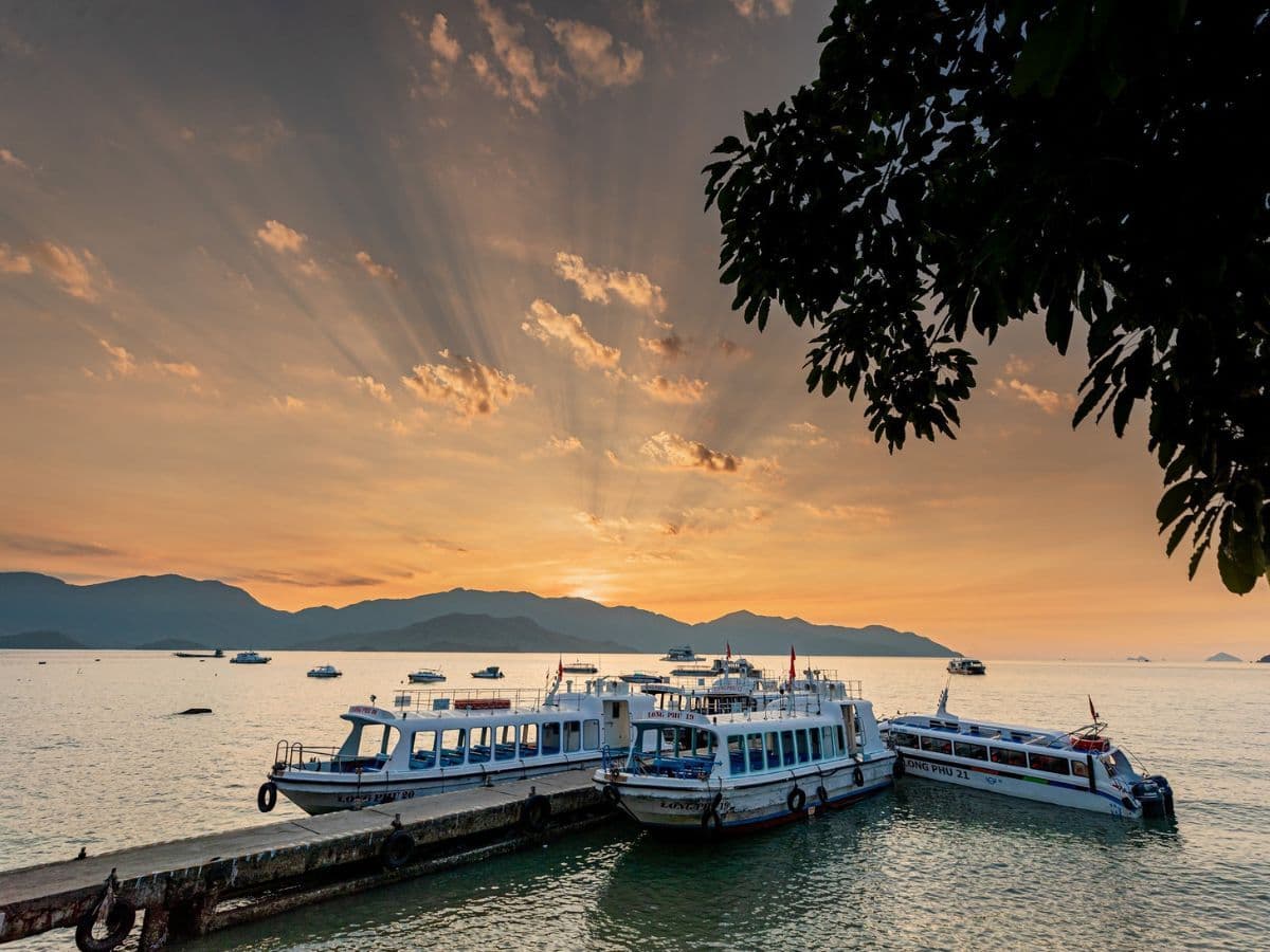thuê tàu cano đảo hoa lan