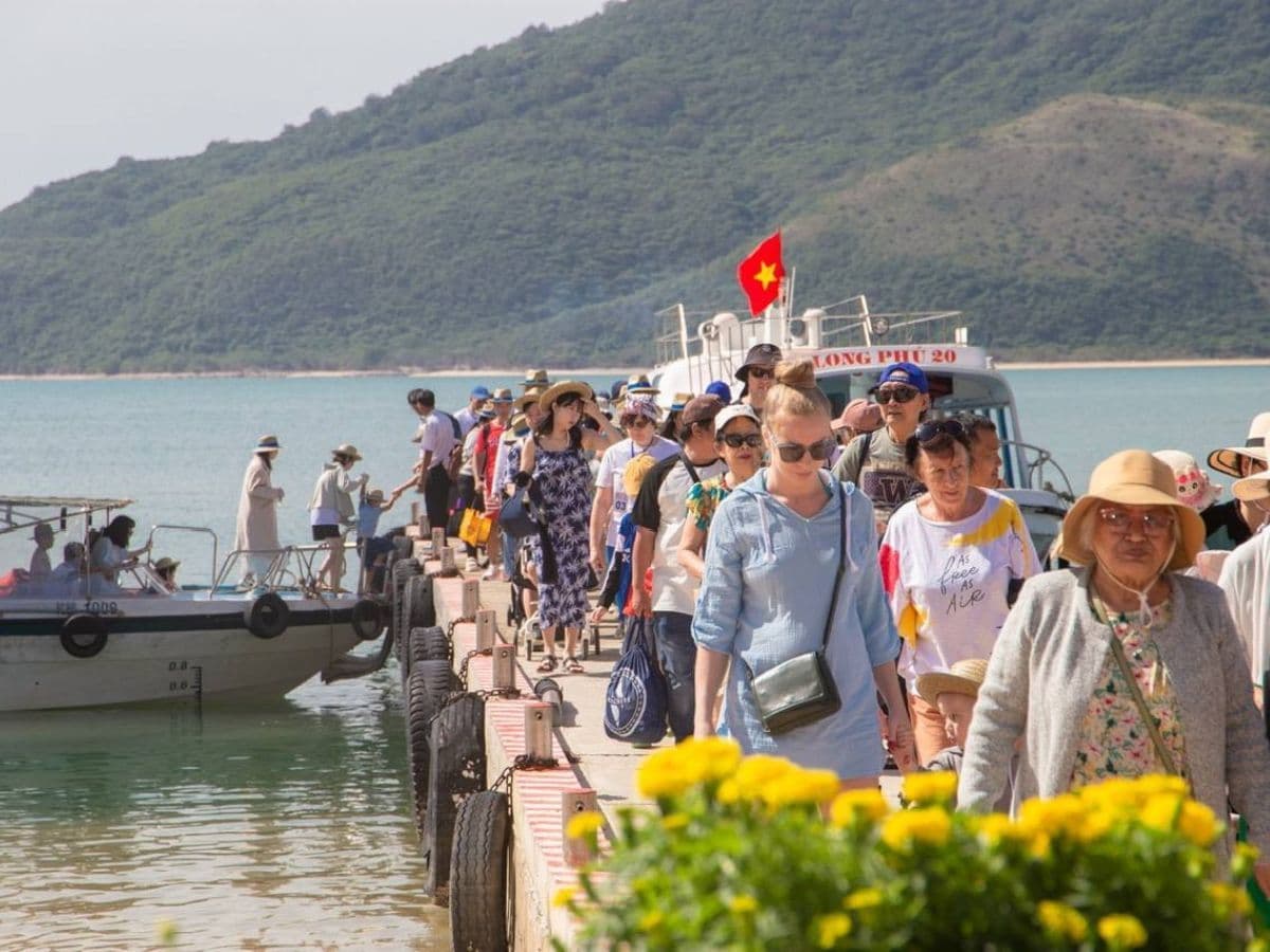 thuê tàu cano đảo hoa lan